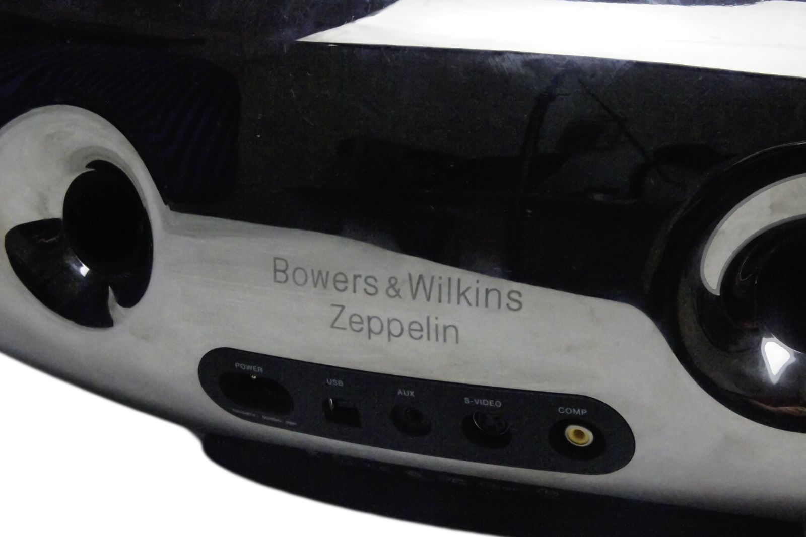 Bowers__Wilkins_Zeppelin_Gen_1_06